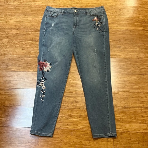 Lane Bryan Venezia Embroidered High Rise Medium Wash Blue Jeans. Size 18 - Picture 8 of 14
